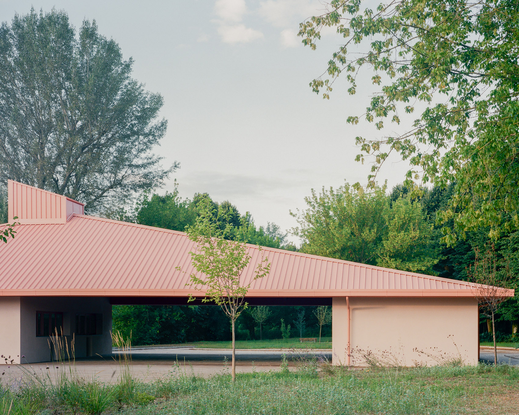 Pink Rafters Under the pink Roof by Caret Studio - 谷德设计网