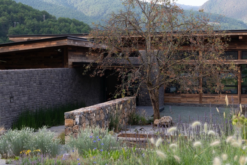 Lugu Lanyond Alpine Lake Retreat by Z scape