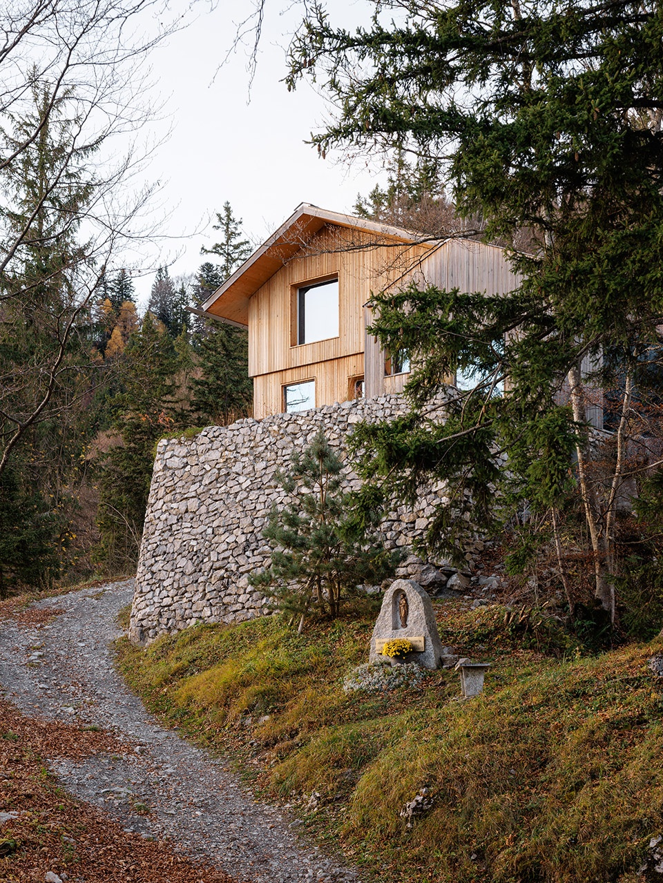 the swiss alpine cabin reconstruction by guca arch