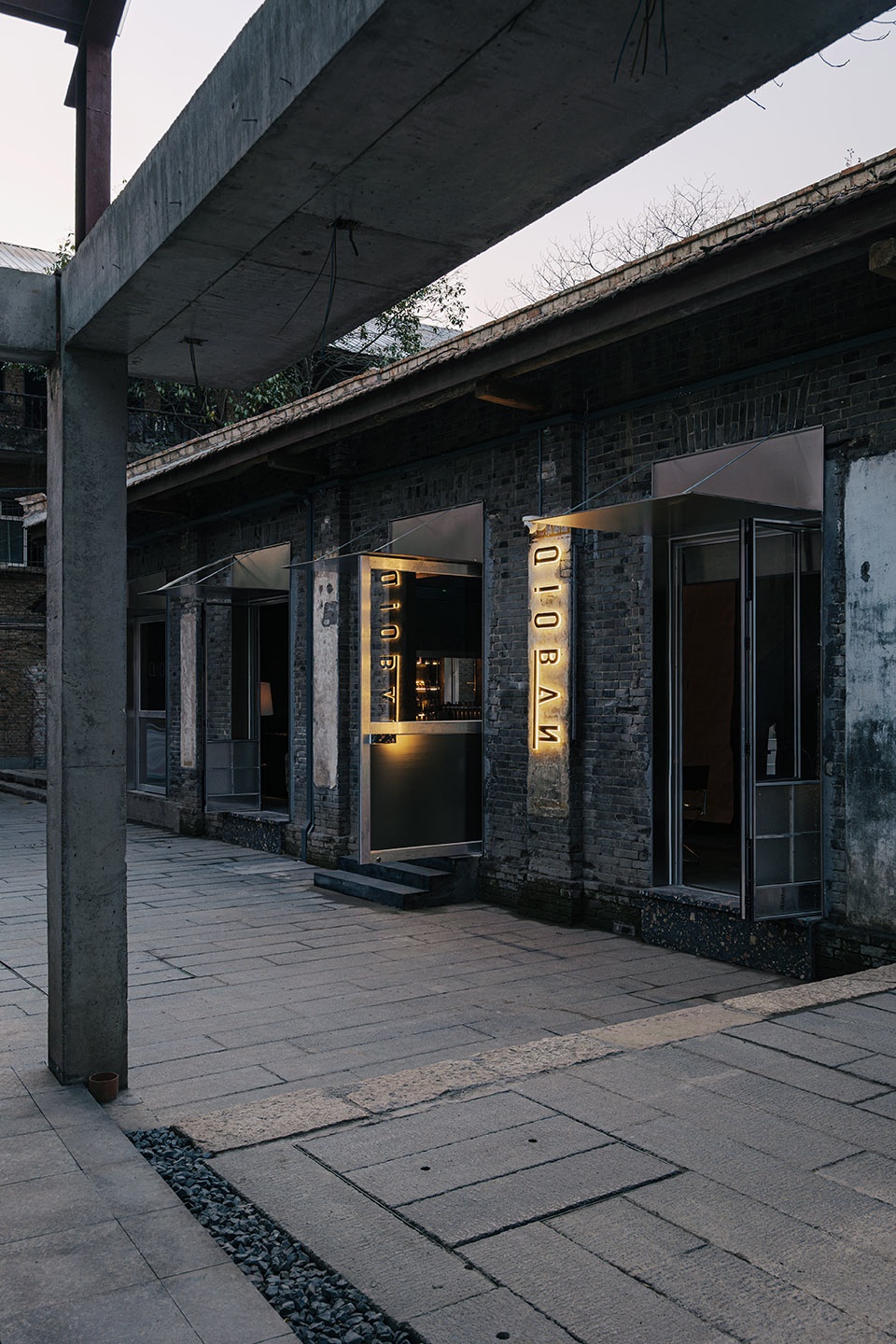 hanzhong qioban bistro by two design