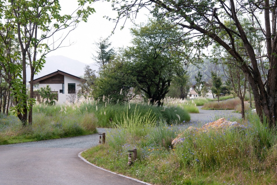 Lugu Lanyond Alpine Lake Retreat by Z scape