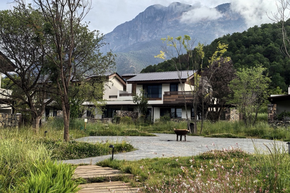 Lugu Lanyond Alpine Lake Retreat by Z scape