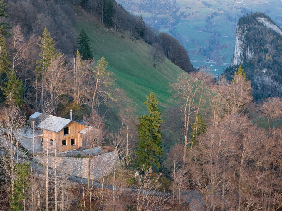 the swiss alpine cabin reconstruction by guca arch