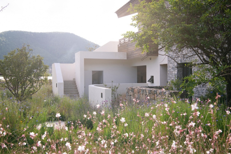 Lugu Lanyond Alpine Lake Retreat by Z scape