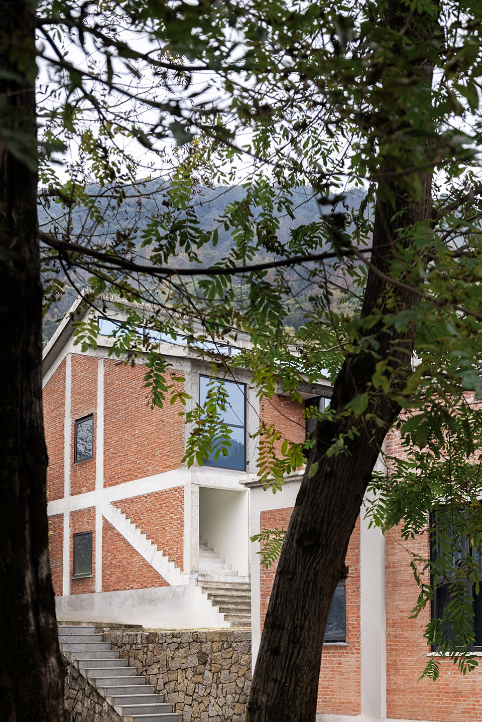 chizhou hongzhuanji guesthouse by suzhou youjian commercial design