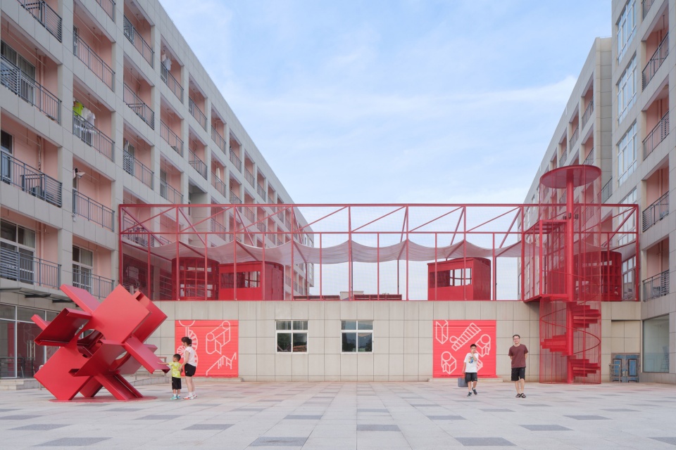 临街界面 螺旋楼梯塔与互动装置 Street Interface Spiral Stair Tower and Interactive Installation ©梅可嘉