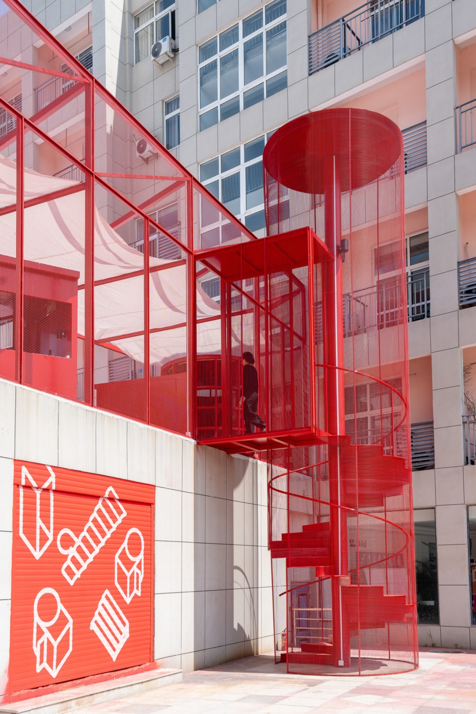 螺旋楼梯塔与图案墙面 Spiral Stair Tower with Patterned Wall ©衍述设计 Studio REN