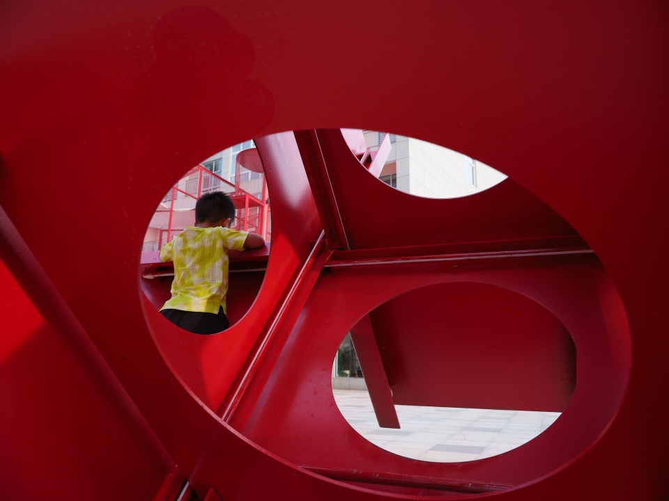 互动装置内部与儿童 Inside Interactive Installation with Child ©梅可嘉