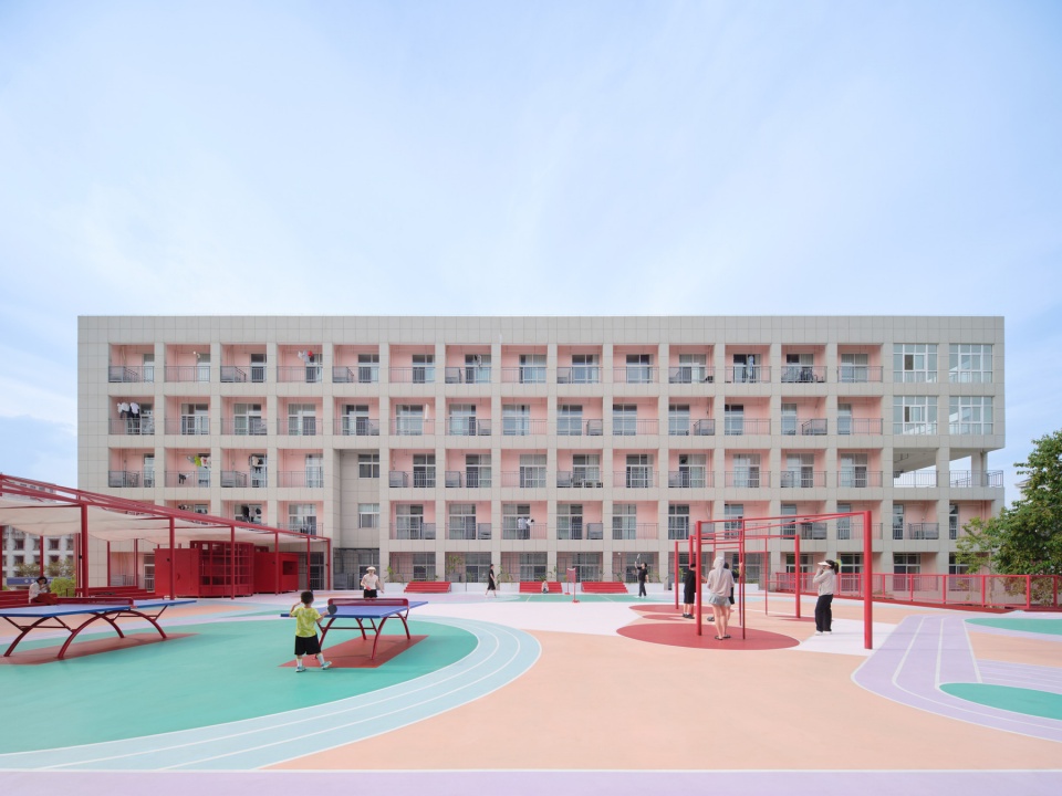 跃动平台与公寓立面全景 Active Platform and Apartment Facades Panorama ©梅可嘉