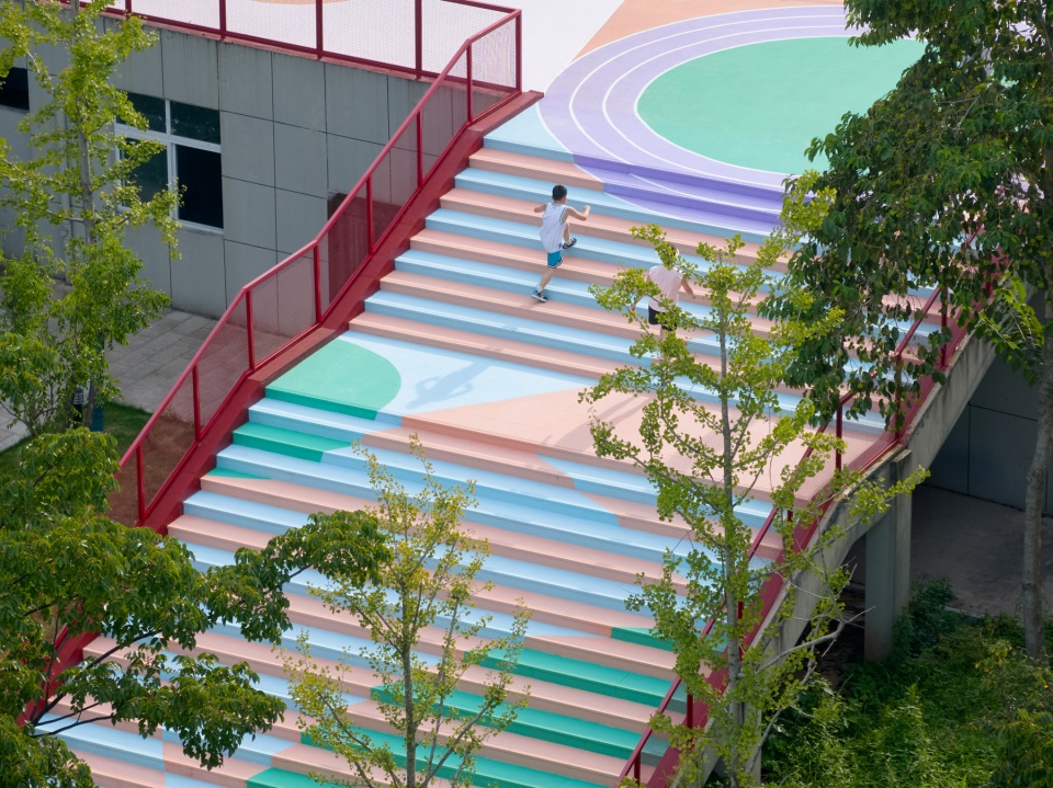 彩色阶梯与跑者 Colored Steps with Runner ©梅可嘉