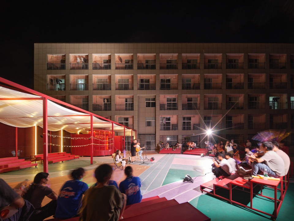 夜间音乐演出全景 Music Performance Panorama at Night ©梅可嘉