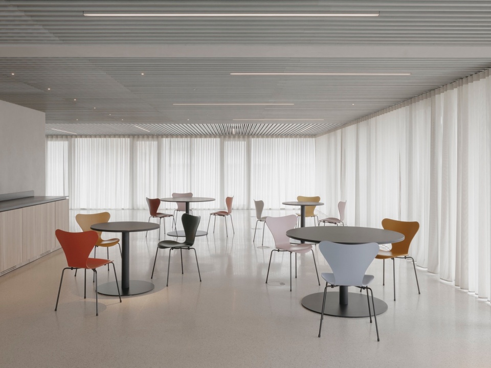 Raiffeisen Bank by Celoria Architects