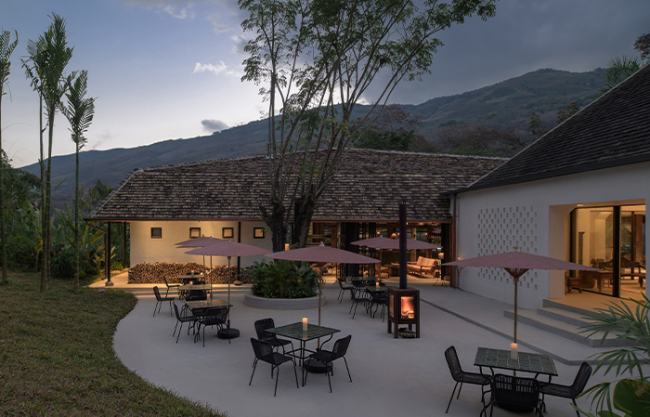 Remote Island COFFEE · Rainforest Hostel by Hangzhou Guantang Interior Design Co., Ltd.