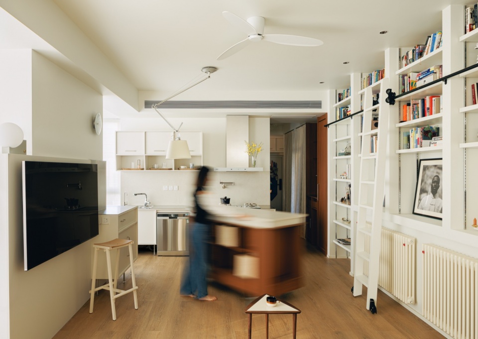 bookshelf wall apartment by qisi design