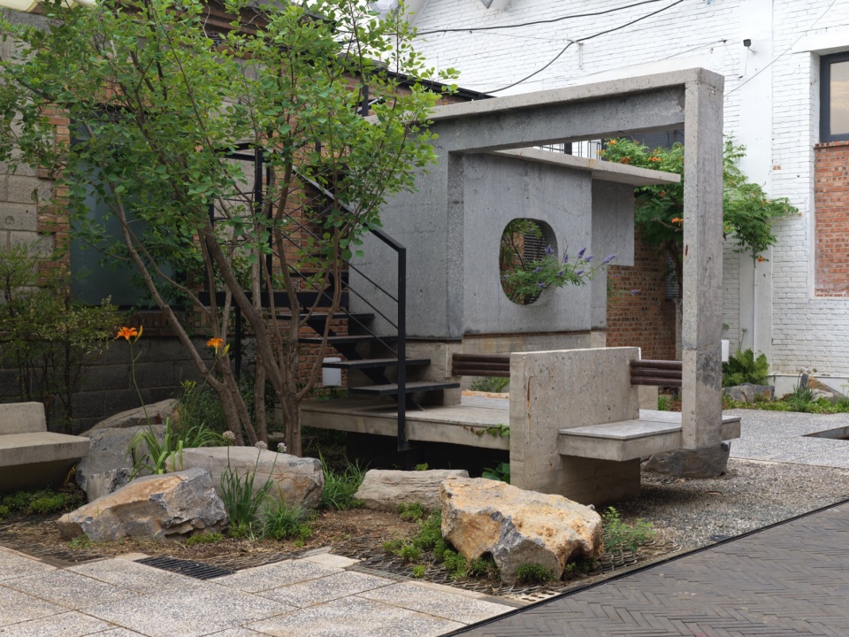 Concrete Screen Courtyard of Wind H Art Center 751 Phase 2 Phase 3 by Jin Qiuye Studio