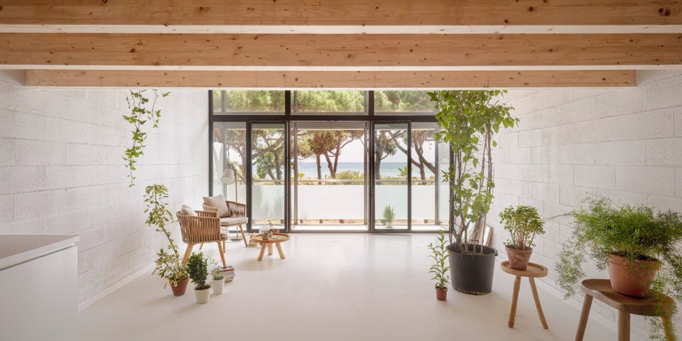 GAVA BEACH HOUSE by Roman Izquierdo Bouldstridge