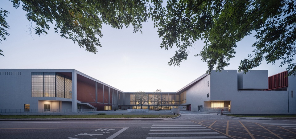 Kunshan Jinxi Senior High School by Atelier Deshaus