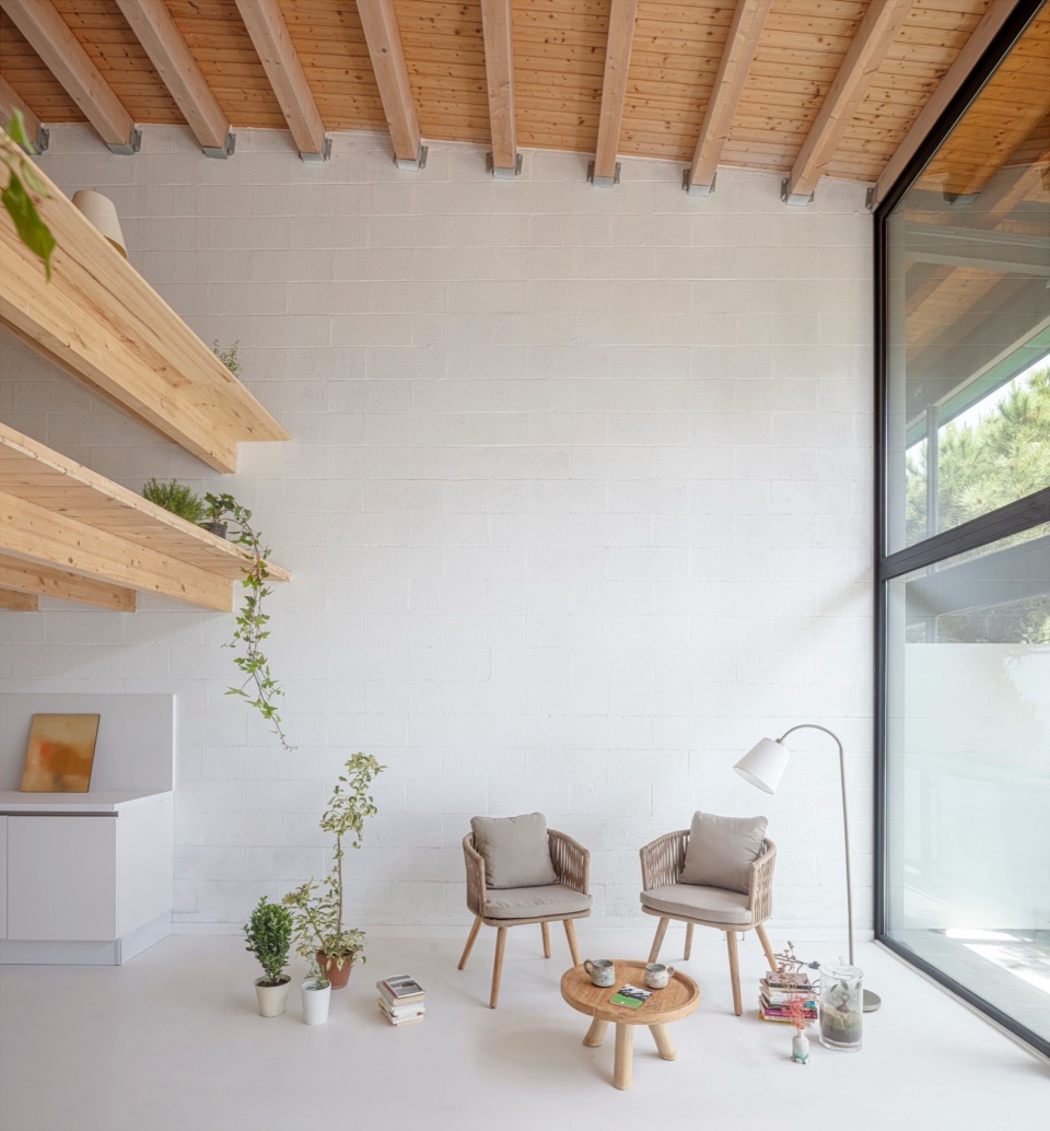 GAVA BEACH HOUSE by Roman Izquierdo Bouldstridge