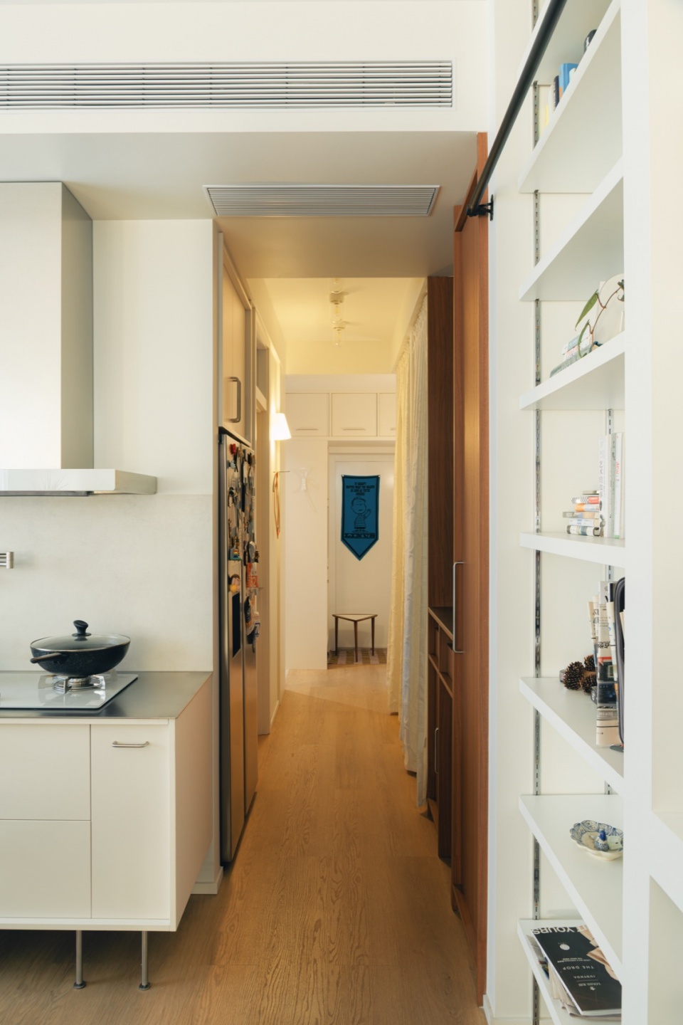 bookshelf wall apartment by qisi design