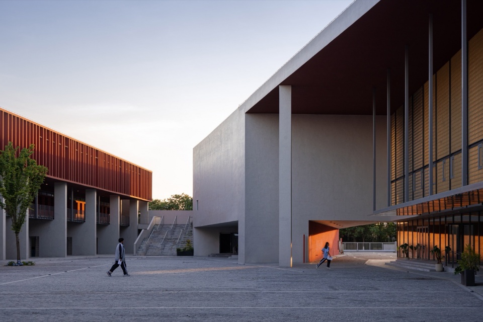 Kunshan Jinxi Senior High School by Atelier Deshaus