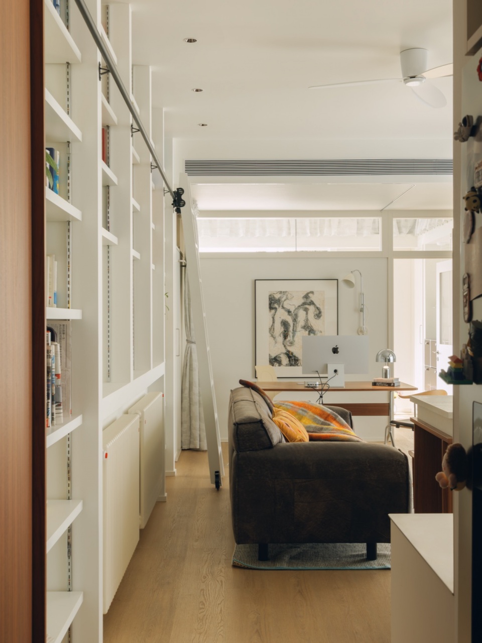 bookshelf wall apartment by qisi design