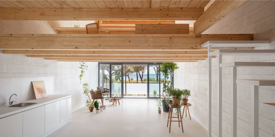 GAVA BEACH HOUSE by Roman Izquierdo Bouldstridge