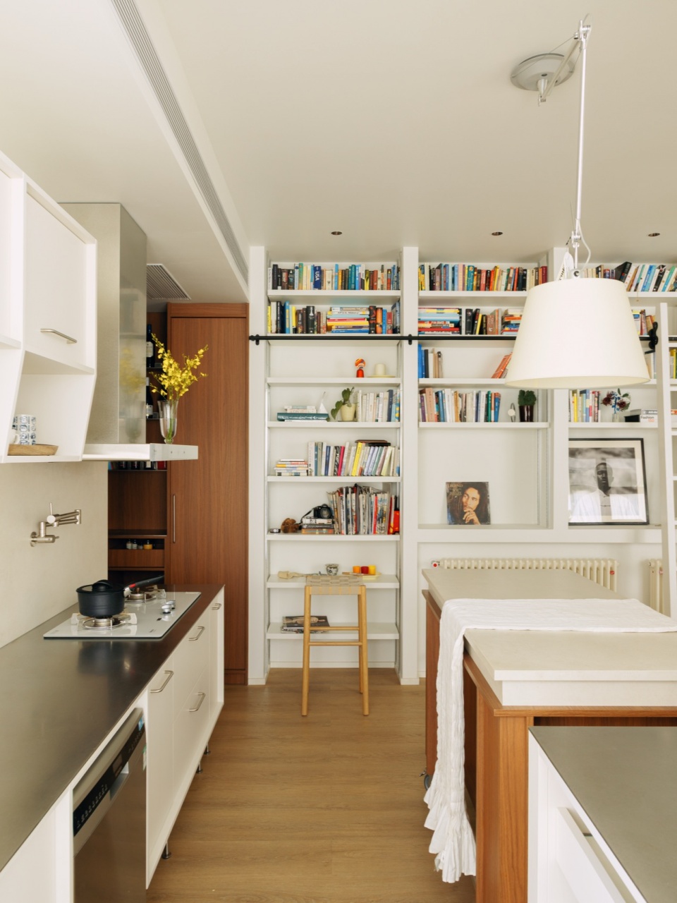 bookshelf wall apartment by qisi design