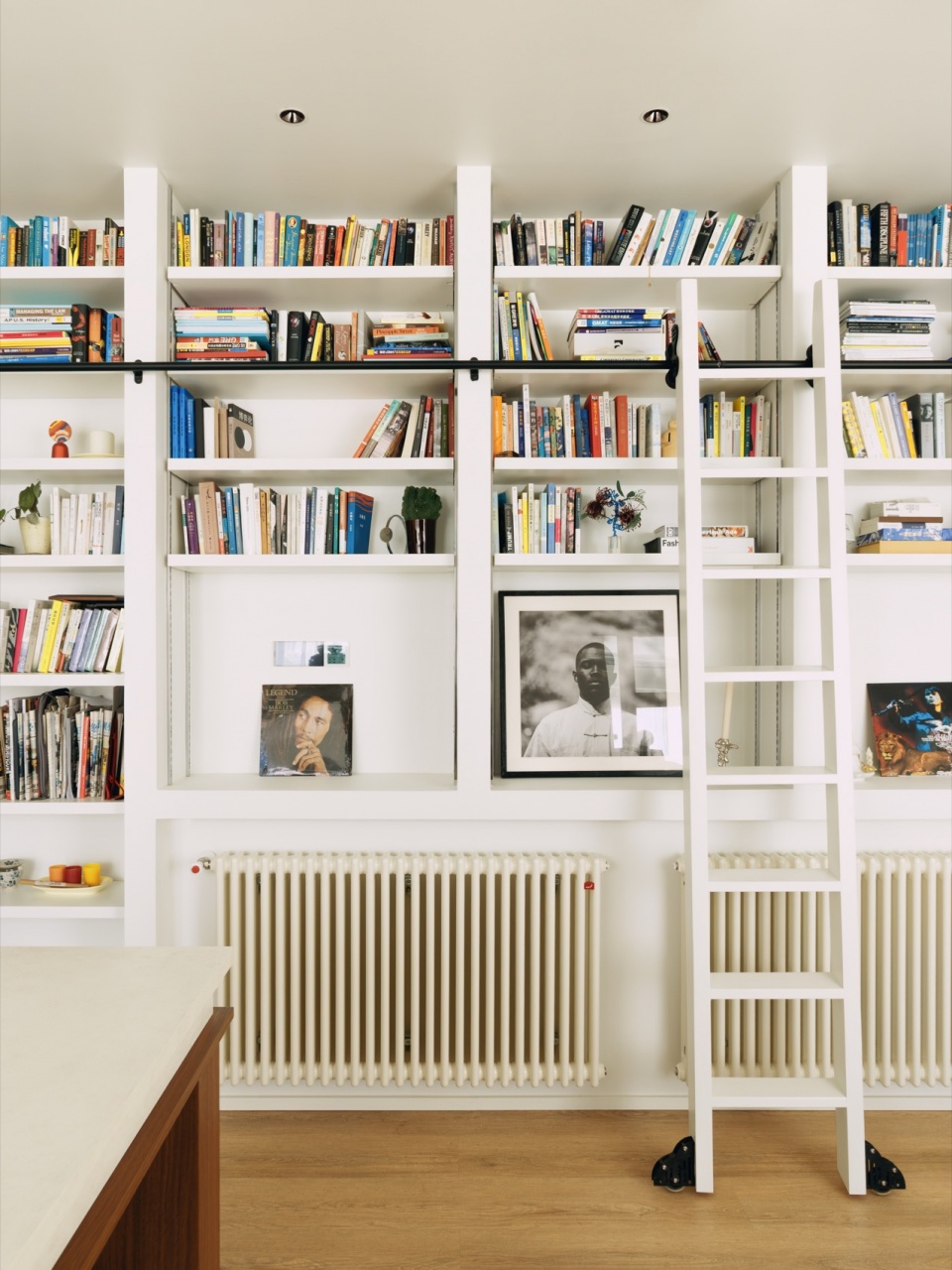 bookshelf wall apartment by qisi design