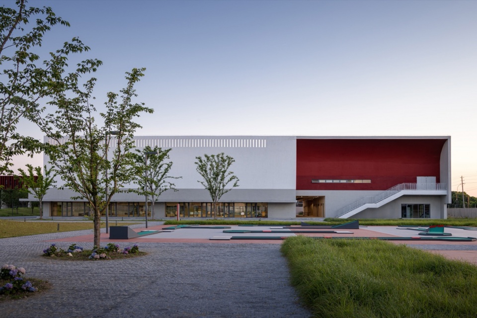 Kunshan Jinxi Senior High School by Atelier Deshaus