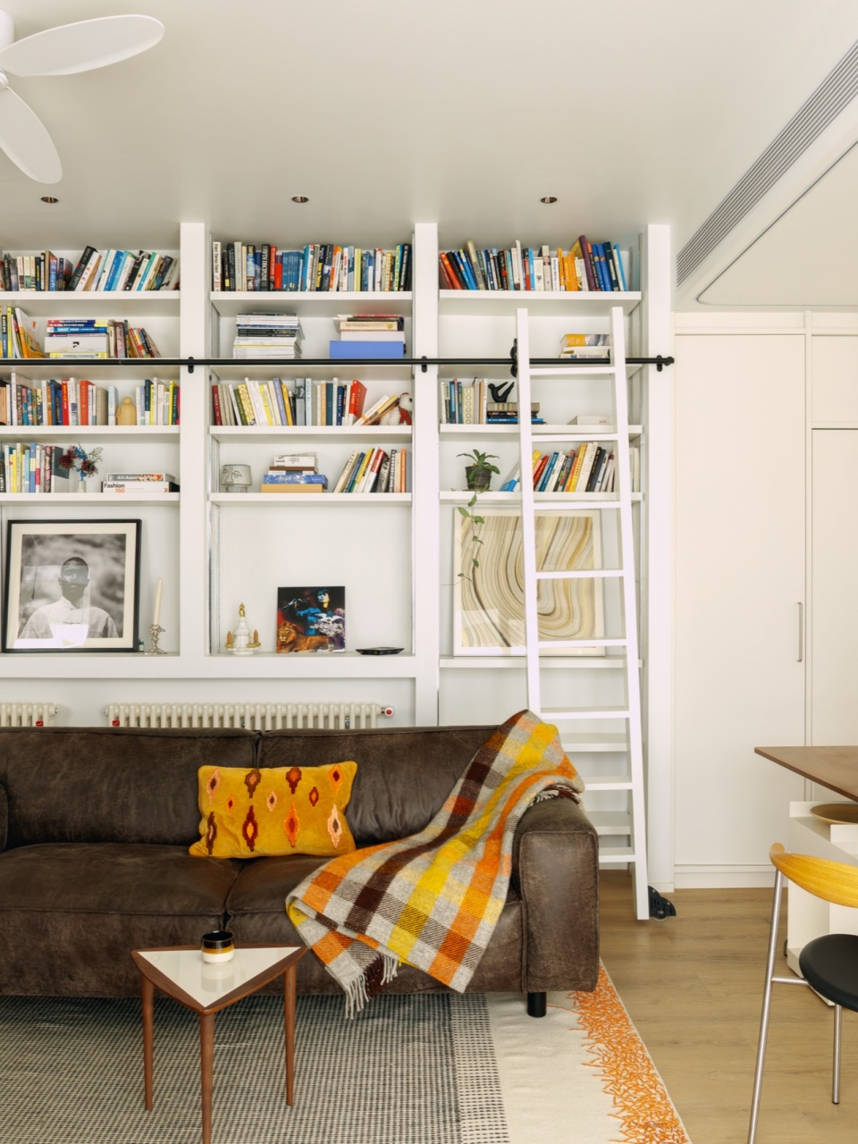 bookshelf wall apartment by qisi design