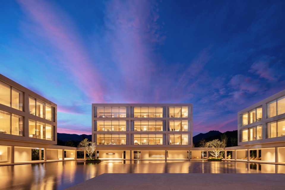 Riyue Bay Yuyue Artia Hotel by BLUE Architecture Studio