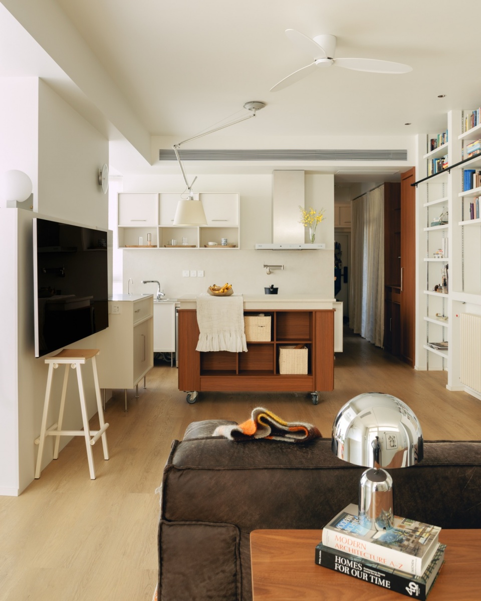 bookshelf wall apartment by qisi design