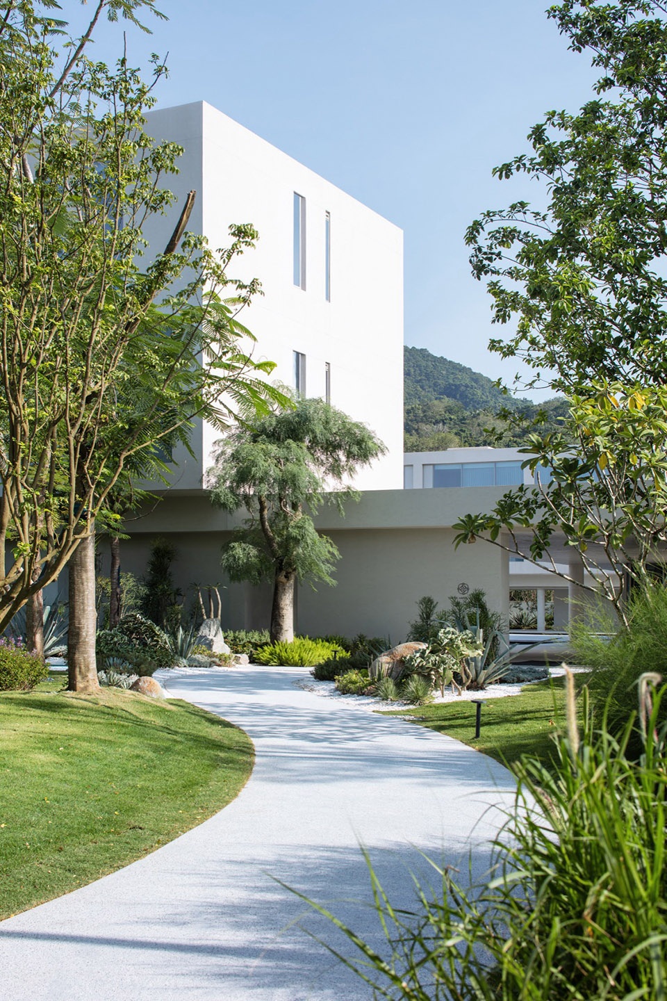 Riyue Bay Yuyue Artia Hotel by BLUE Architecture Studio