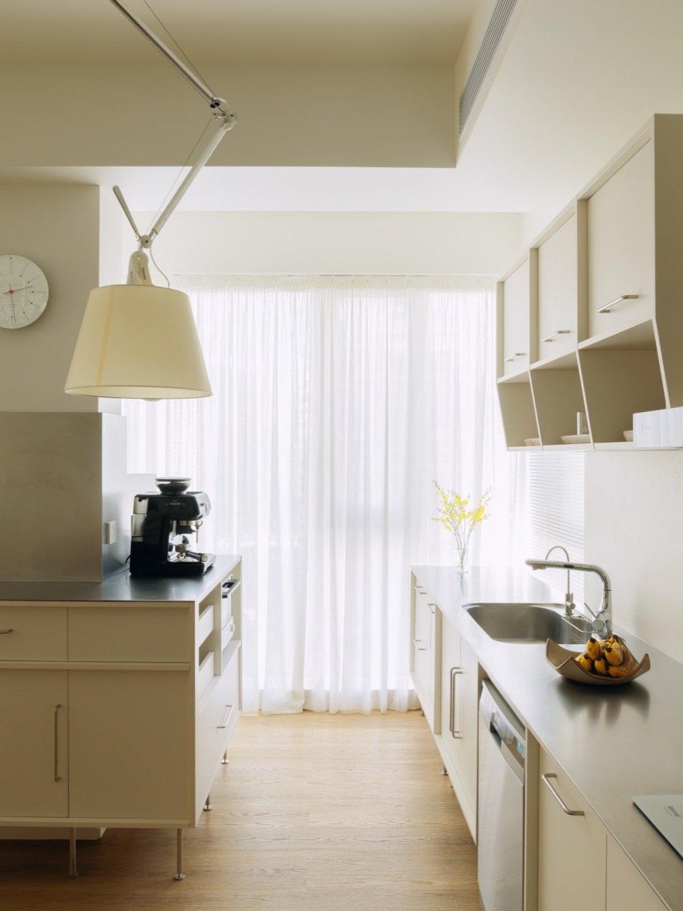 bookshelf wall apartment by qisi design