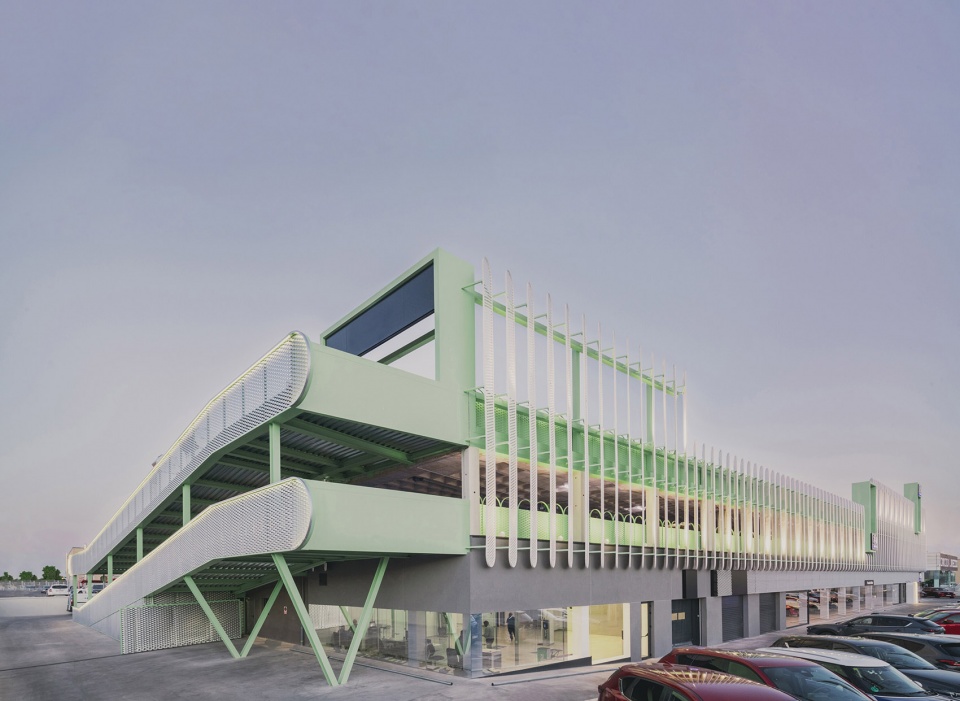 leganes auto center by ooiio architecture
