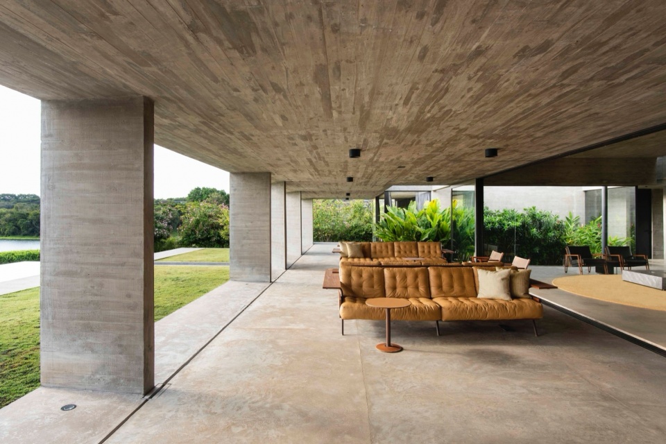 CASA PAULA by Luciano Kruk Arquitectos