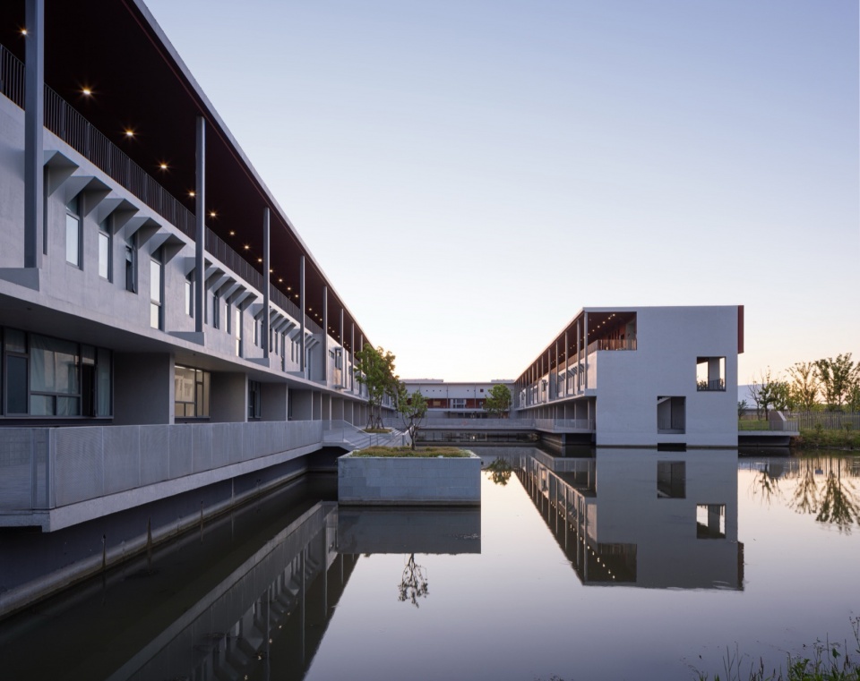 Kunshan Jinxi Senior High School by Atelier Deshaus