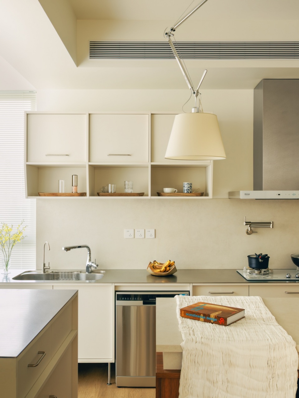 bookshelf wall apartment by qisi design