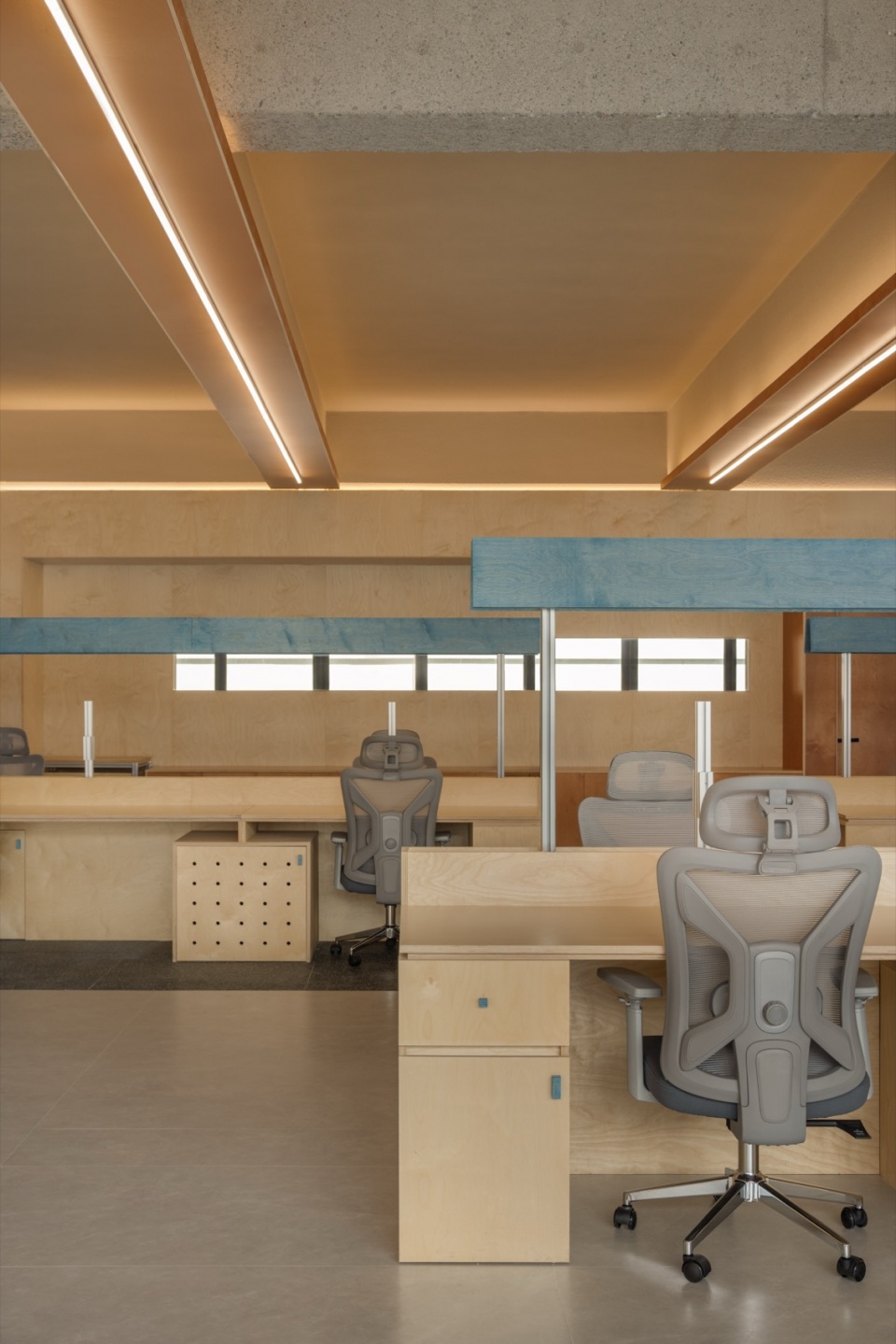 aaastand office by tra studio