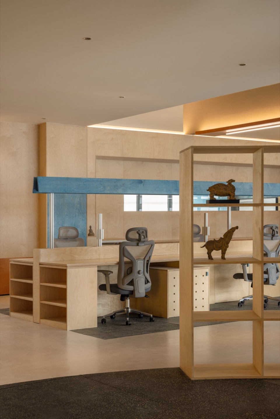aaastand office by tra studio