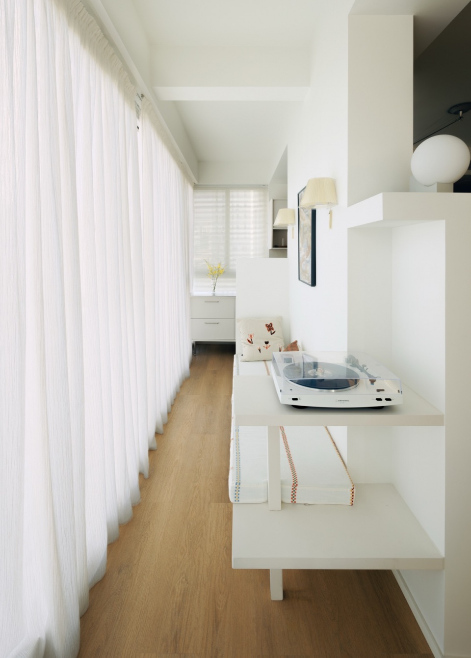 bookshelf wall apartment by qisi design