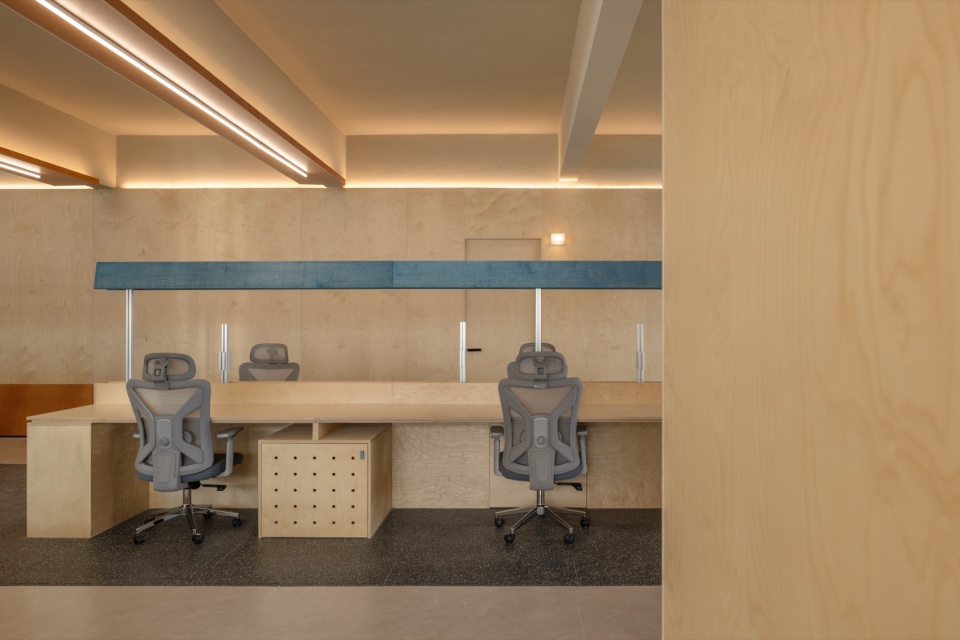aaastand office by tra studio