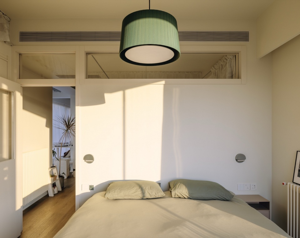 bookshelf wall apartment by qisi design