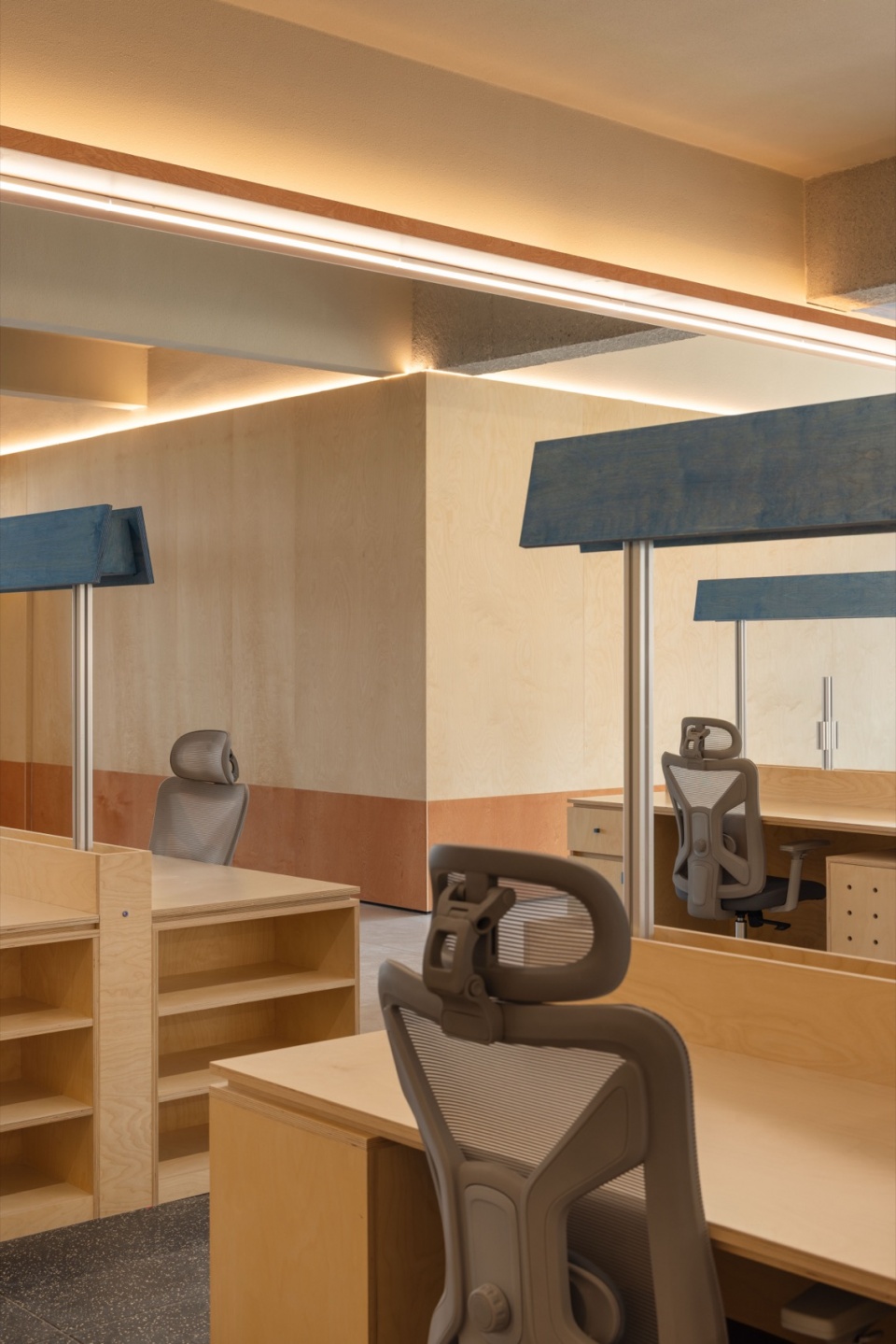 aaastand office by tra studio