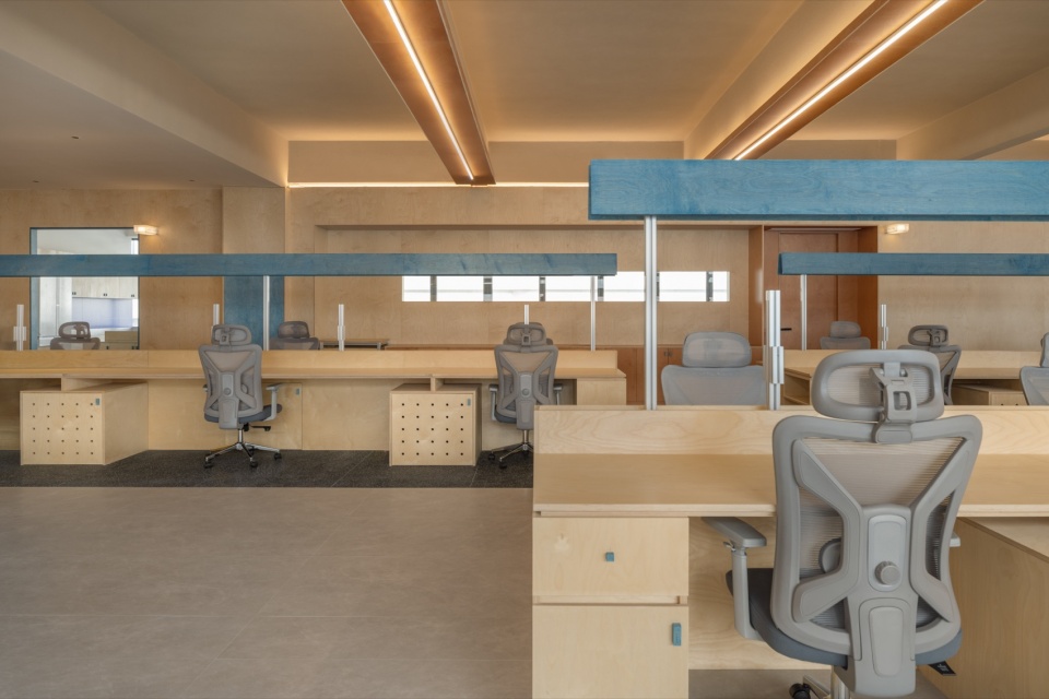 aaastand office by tra studio