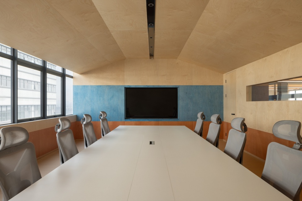 aaastand office by tra studio