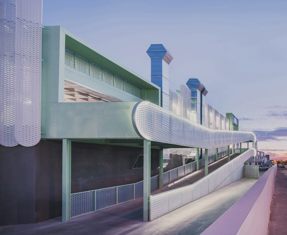 leganes auto center by ooiio architecture