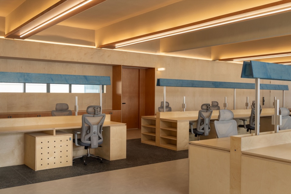 aaastand office by tra studio