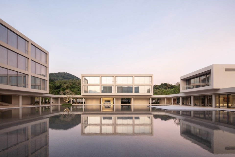 Riyue Bay Yuyue Artia Hotel by BLUE Architecture Studio
