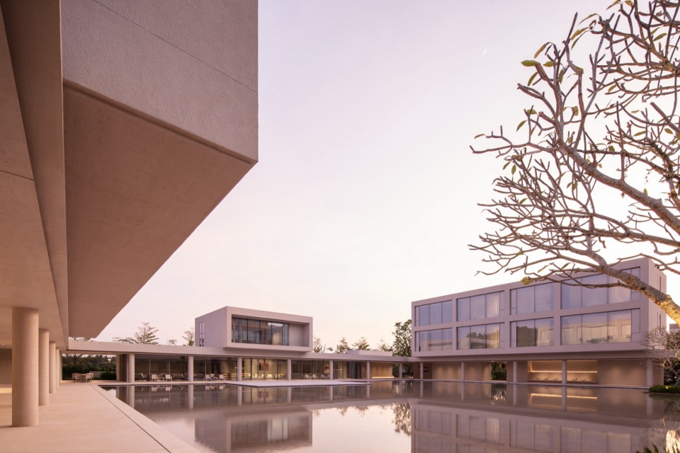 Riyue Bay Yuyue Artia Hotel by BLUE Architecture Studio